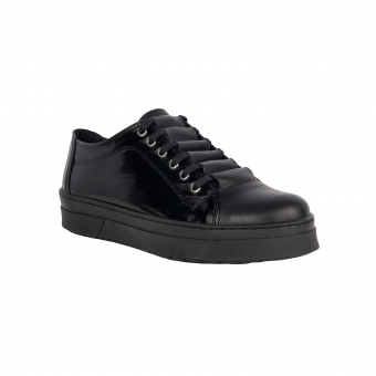 Дамски спортни обувки в комбинация от естествена кожа и естествен лак в черен цвят