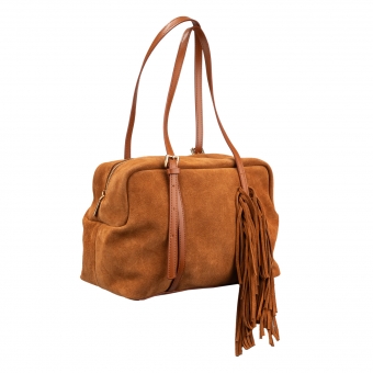 Дамска ежедневна чанта от естествен велур в светло кафяв цвят.