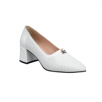 Дамски елегантни обувки от естествена кожа в бял цвят.