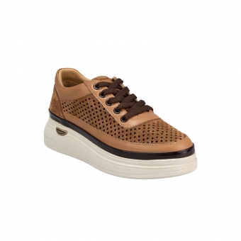 Дамски ежедневни обувки от естествен набук в кафяв цвят.