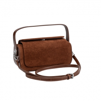 Дамска чанта от еко велур в светлокафяв цвят.