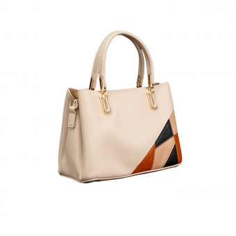 Дамска чанта от еко кожа в светлобежов цвят.
