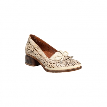 Дамски ежедневни обувки от естествена кожа в бежов цвят.