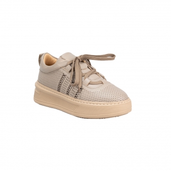 Дамски спортни обувки от естествена кожа в бежов цвят.
