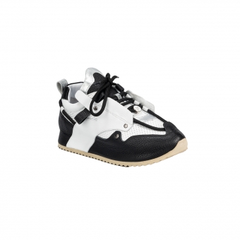 Дамски спортни обувки от естествена кожа в бял цвят.