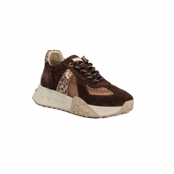 Дамски спортни обувки от естествен велур в кафяв цвят.