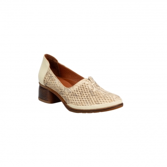 Дамски ежедневни обувки от естествена кожа в бежов цвят.