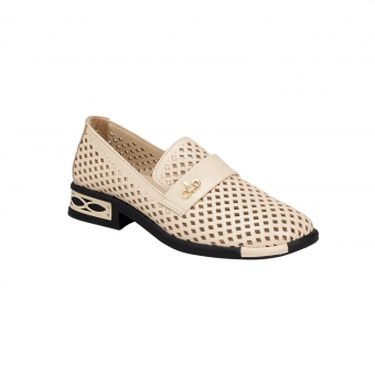 Дамски ежедневни обувки от естествена кожа в бежов цвят.