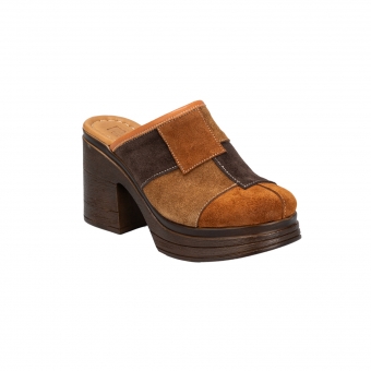 Дамски ежедневни чехли от естествен велур в кафяв цвят.