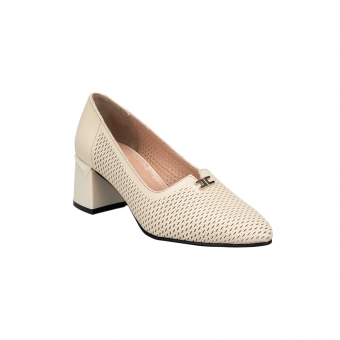 Дамски елегантни обувки от естествена кожа в светлобежов цвят.