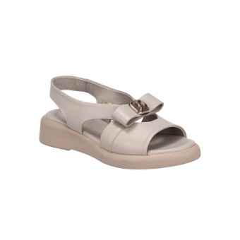 Дамски ежедневни сандали от естествена кожа в бежов цвят.